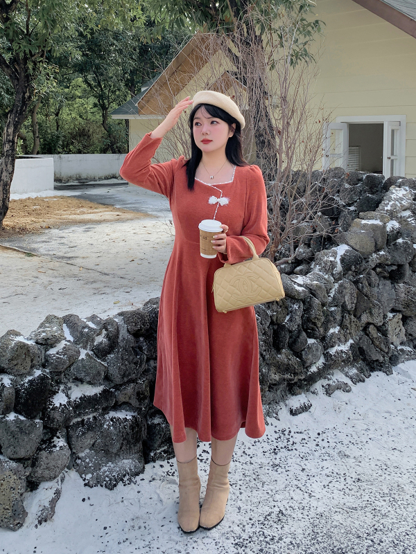 Duga haljina od Sol velura, kvadratni ovratnik, francuski retro stil, poliester-spandeks smjesa, dugi puff rukavi