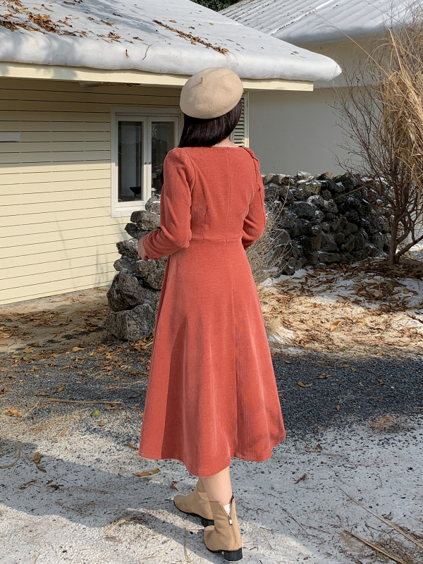 Duga haljina od Sol velura, kvadratni ovratnik, francuski retro stil, poliester-spandeks smjesa, dugi puff rukavi