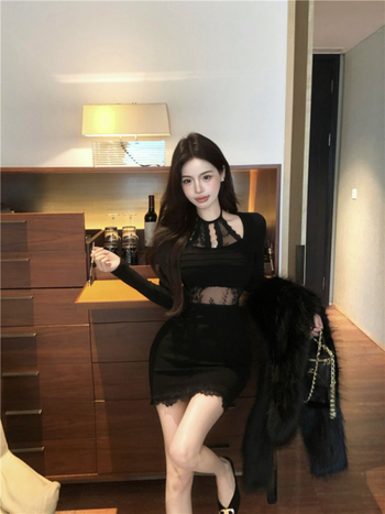 Φόρεμα με δαντελωτά πάνελ, λαιμόκοψη σε σχήμα U, μακριά μανίκια, ύφασμα πολυεστερικό, κοντή φούστα σε γραμμή ισχίων