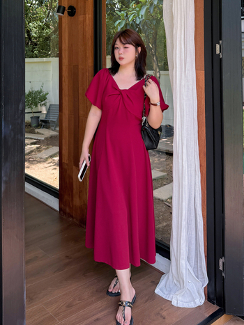 Hosszú A-vonalú ruha fodrozott ujjúval, négyzetes gallérral, poliészter-spandex anyag, nyár 2025