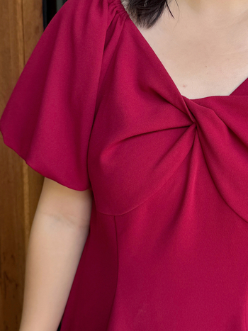 Hosszú A-vonalú ruha fodrozott ujjúval, négyzetes gallérral, poliészter-spandex anyag, nyár 2025