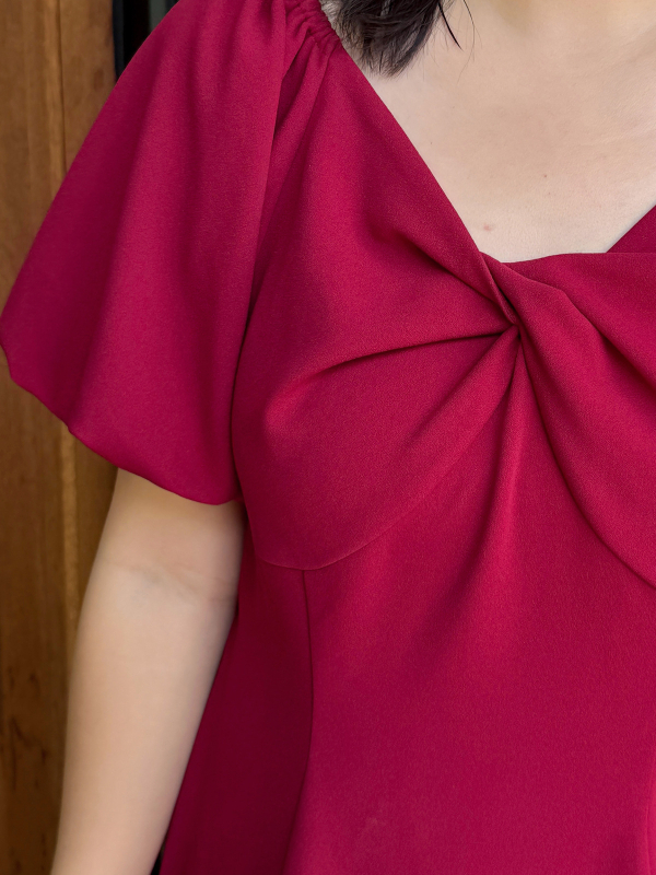 Hosszú A-vonalú ruha fodrozott ujjúval, négyzetes gallérral, poliészter-spandex anyag, nyár 2025