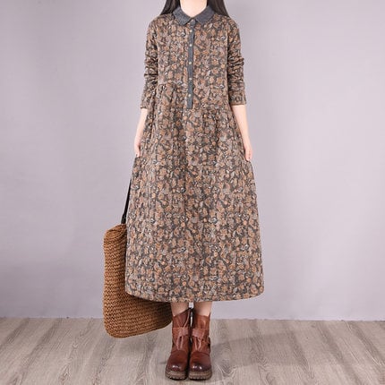 Pamut–len anyagú ruha polo gallérral és hosszú ujjakkal, A-vonalú sziluett, irodalmi retro stílus, 70-80% pamut tartalom.