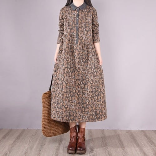 Pamut–len anyagú ruha polo gallérral és hosszú ujjakkal, A-vonalú sziluett, irodalmi retro stílus, 70-80% pamut tartalom.