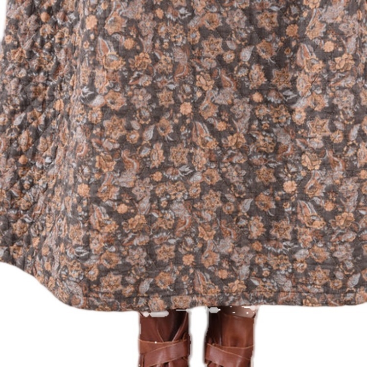 Pamut–len anyagú ruha polo gallérral és hosszú ujjakkal, A-vonalú sziluett, irodalmi retro stílus, 70-80% pamut tartalom.