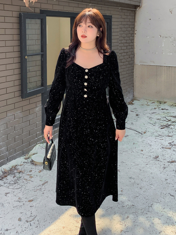 K2616 Egyszínű flockált anyagú ruha, poliészter-elasztán keverék, hosszú ujjú, négyzetes gallér, midi hosszúságú szoknya