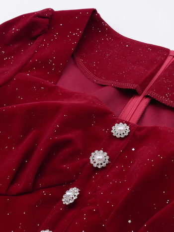 K2616 Egyszínű flockált anyagú ruha, poliészter-elasztán keverék, hosszú ujjú, négyzetes gallér, midi hosszúságú szoknya