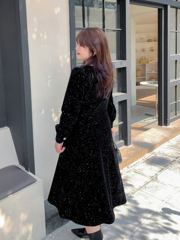 K2616 Egyszínű flockált anyagú ruha, poliészter-elasztán keverék, hosszú ujjú, négyzetes gallér, midi hosszúságú szoknya