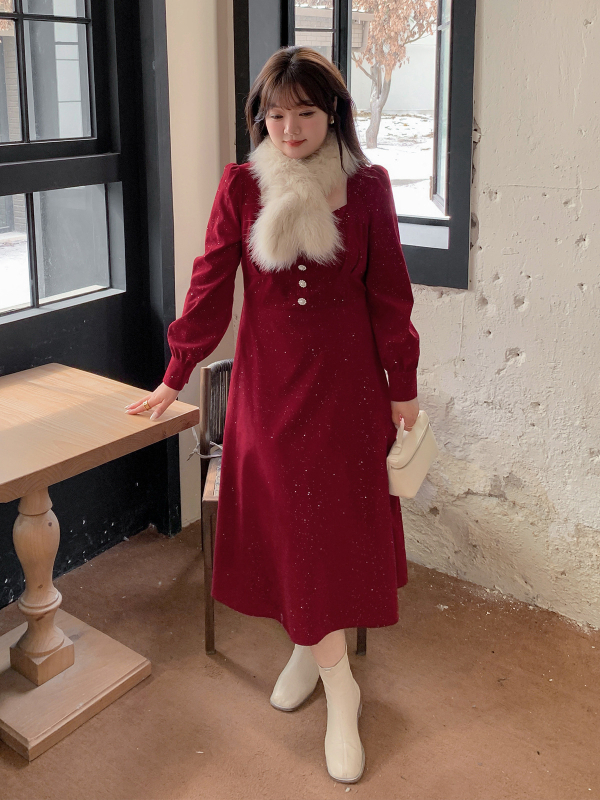 K2616 Egyszínű flockált anyagú ruha, poliészter-elasztán keverék, hosszú ujjú, négyzetes gallér, midi hosszúságú szoknya