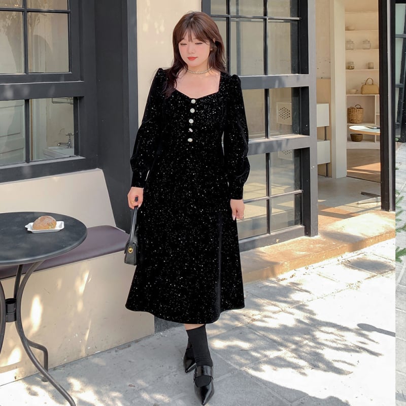 K2616 Egyszínű flockált anyagú ruha, poliészter-elasztán keverék, hosszú ujjú, négyzetes gallér, midi hosszúságú szoknya