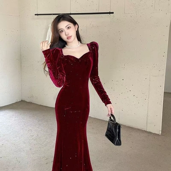 Elegáns Hepburn-stílusú francia stílusú ruha V-nyakú kivágással, hosszú ujjú, közepes hosszúságú.