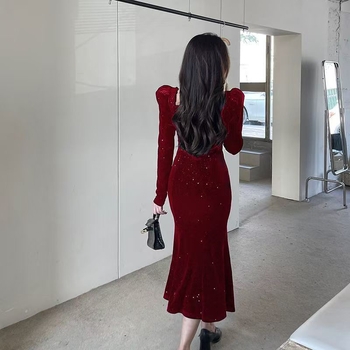 Elegáns Hepburn-stílusú francia stílusú ruha V-nyakú kivágással, hosszú ujjú, közepes hosszúságú.