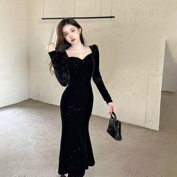 Elegáns Hepburn-stílusú francia stílusú ruha V-nyakú kivágással, hosszú ujjú, közepes hosszúságú.