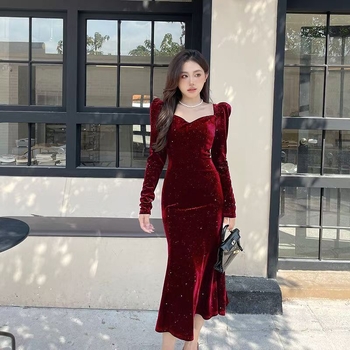 Elegáns Hepburn-stílusú francia stílusú ruha V-nyakú kivágással, hosszú ujjú, közepes hosszúságú.