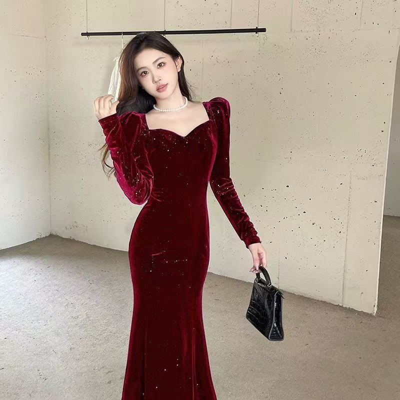 Elegáns Hepburn-stílusú francia stílusú ruha V-nyakú kivágással, hosszú ujjú, közepes hosszúságú.