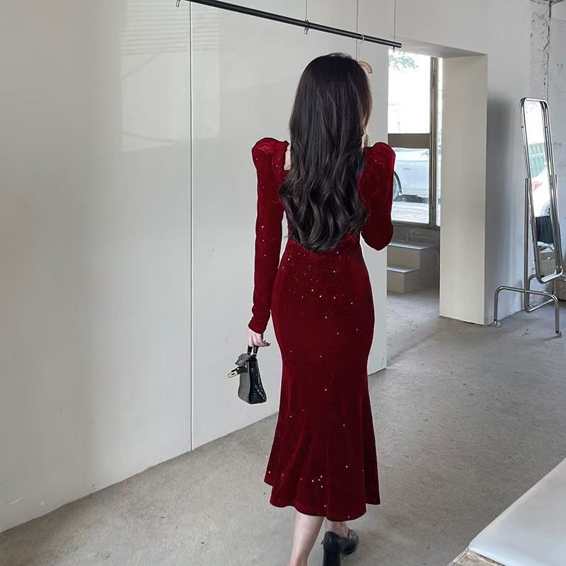 Elegáns Hepburn-stílusú francia stílusú ruha V-nyakú kivágással, hosszú ujjú, közepes hosszúságú.