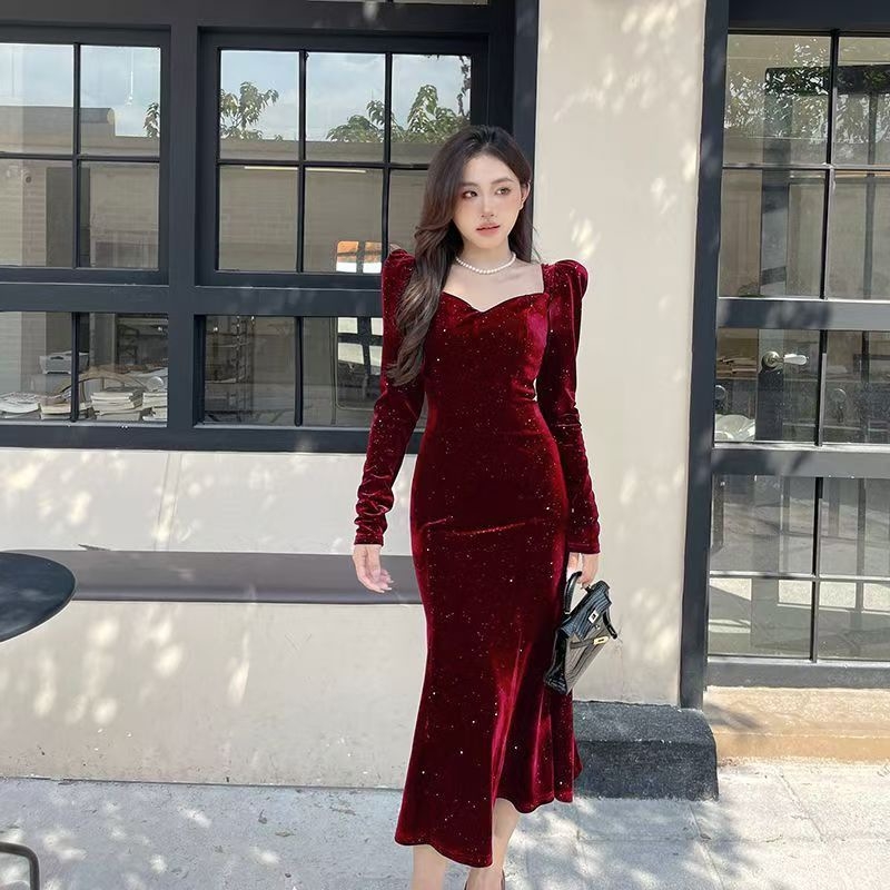 Elegáns Hepburn-stílusú francia stílusú ruha V-nyakú kivágással, hosszú ujjú, közepes hosszúságú.