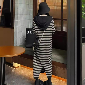 Csíkos kötött midi ruha kapucnis nyakkal, hosszú ujjú, viszkóz szálból, koreai stílusú