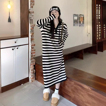 Csíkos kötött midi ruha kapucnis nyakkal, hosszú ujjú, viszkóz szálból, koreai stílusú