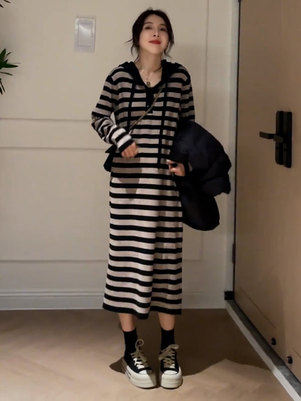 Csíkos kötött midi ruha kapucnis nyakkal, hosszú ujjú, viszkóz szálból, koreai stílusú