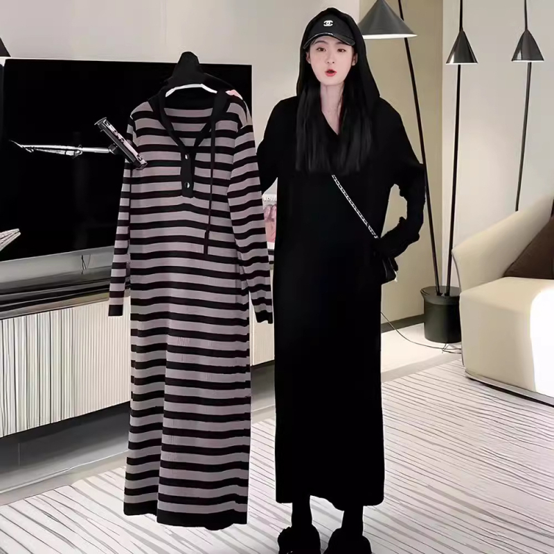 Csíkos kötött midi ruha kapucnis nyakkal, hosszú ujjú, viszkóz szálból, koreai stílusú