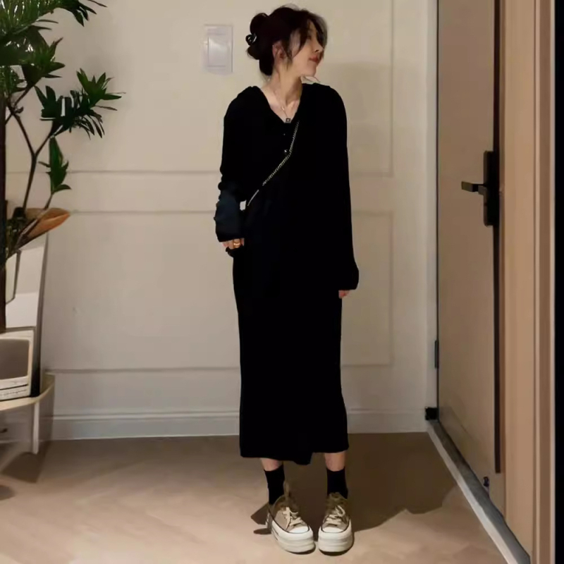 Csíkos kötött midi ruha kapucnis nyakkal, hosszú ujjú, viszkóz szálból, koreai stílusú