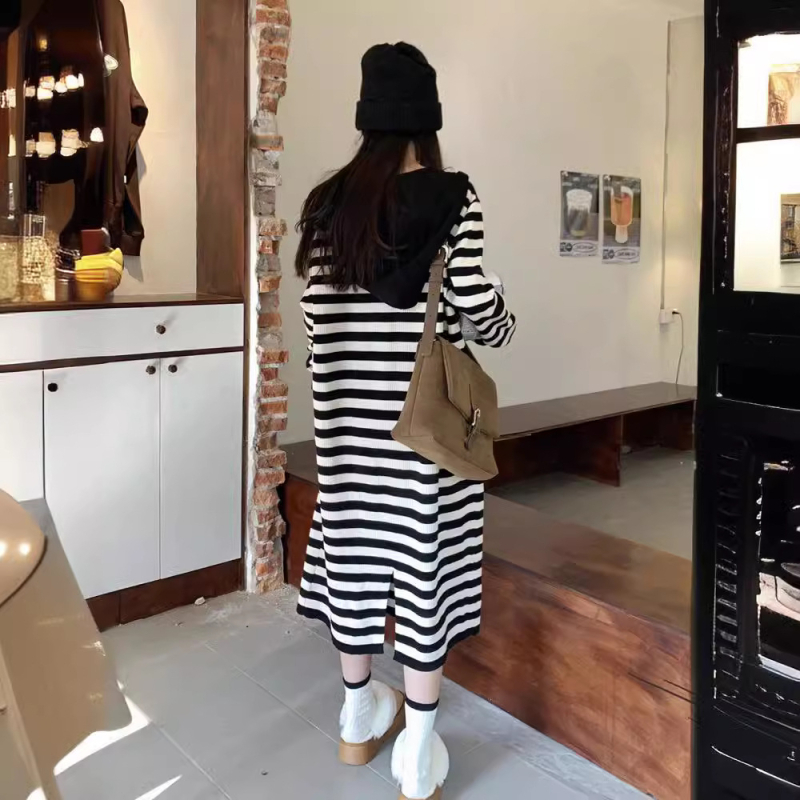 Csíkos kötött midi ruha kapucnis nyakkal, hosszú ujjú, viszkóz szálból, koreai stílusú