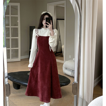 Őszi-téli francia retro stílusú ruha, látszólag két részes megjelenéssel, fodros gallér, viszkóz anyag