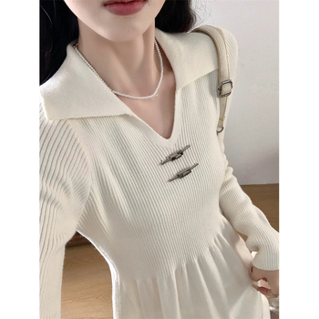 Kötött ruha A-vonalú, polo gallérral, hosszú ujjú, viszkóz rostból.