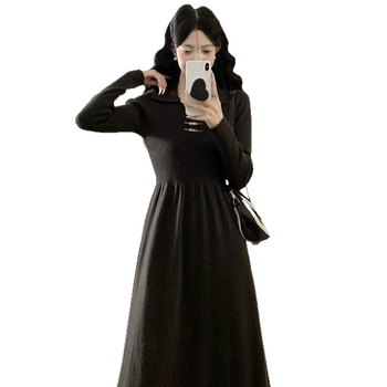 Kötött ruha A-vonalú, polo gallérral, hosszú ujjú, viszkóz rostból.