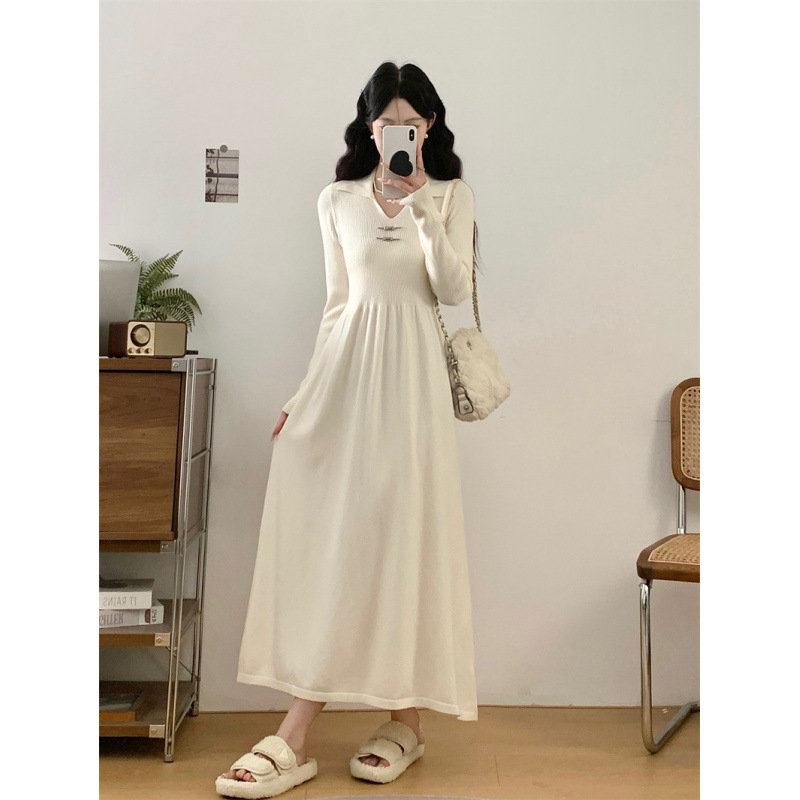 Kötött ruha A-vonalú, polo gallérral, hosszú ujjú, viszkóz rostból.