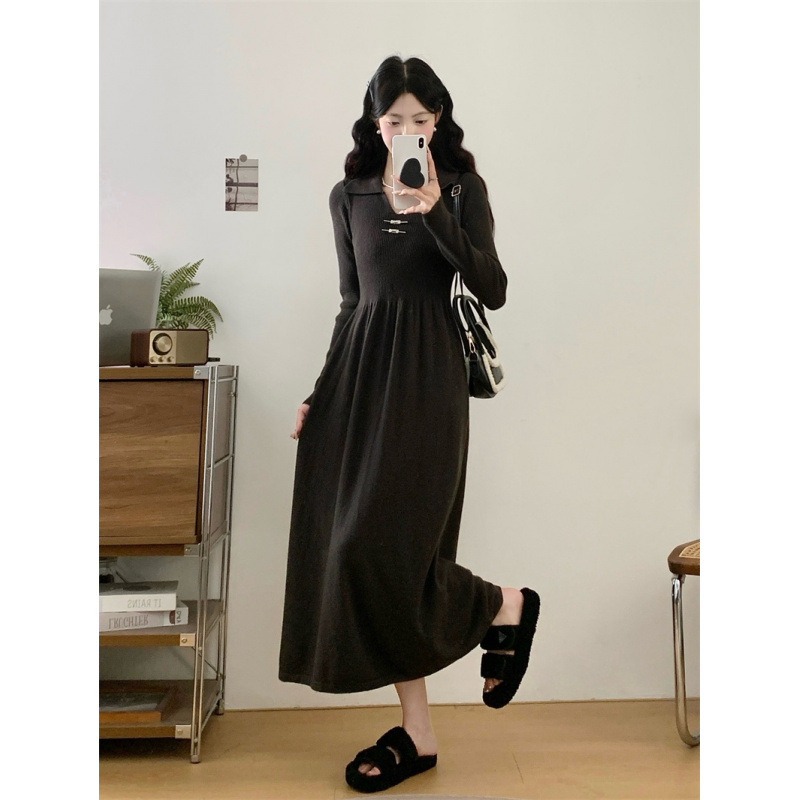 Kötött ruha A-vonalú, polo gallérral, hosszú ujjú, viszkóz rostból.