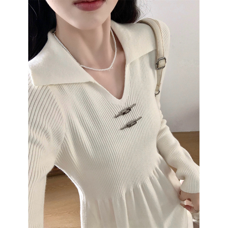 Kötött ruha A-vonalú, polo gallérral, hosszú ujjú, viszkóz rostból.