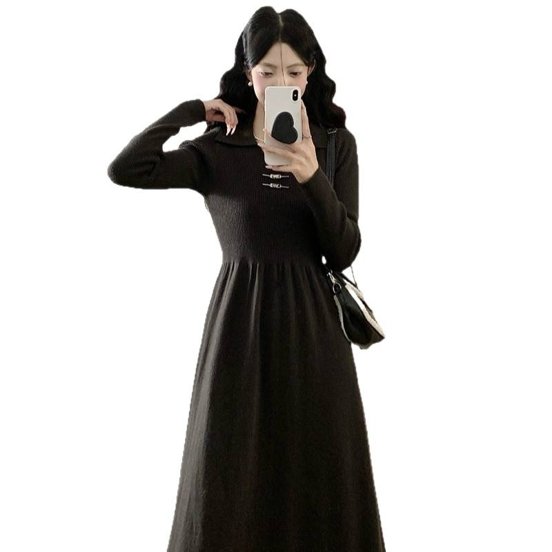 Kötött ruha A-vonalú, polo gallérral, hosszú ujjú, viszkóz rostból.