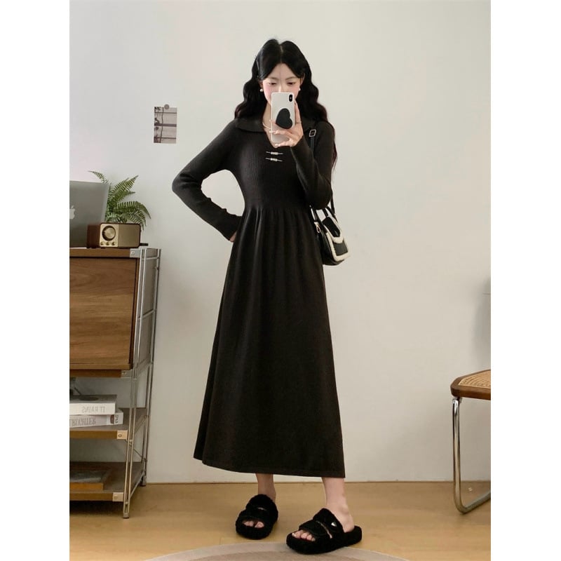 Kötött ruha A-vonalú, polo gallérral, hosszú ujjú, viszkóz rostból.