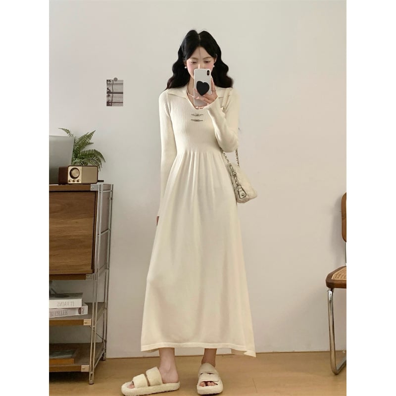 Kötött ruha A-vonalú, polo gallérral, hosszú ujjú, viszkóz rostból.