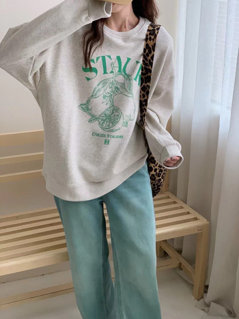 Sweatshirt s korejskim stilom, printom slova i limuna, opuštena silueta, duge rukave, okrugli izrez, pamuk 90–95%.