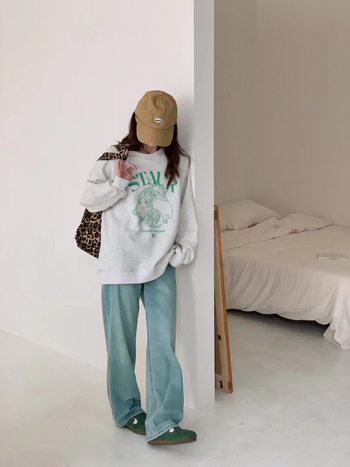 Sweatshirt s korejskim stilom, printom slova i limuna, opuštena silueta, duge rukave, okrugli izrez, pamuk 90–95%.