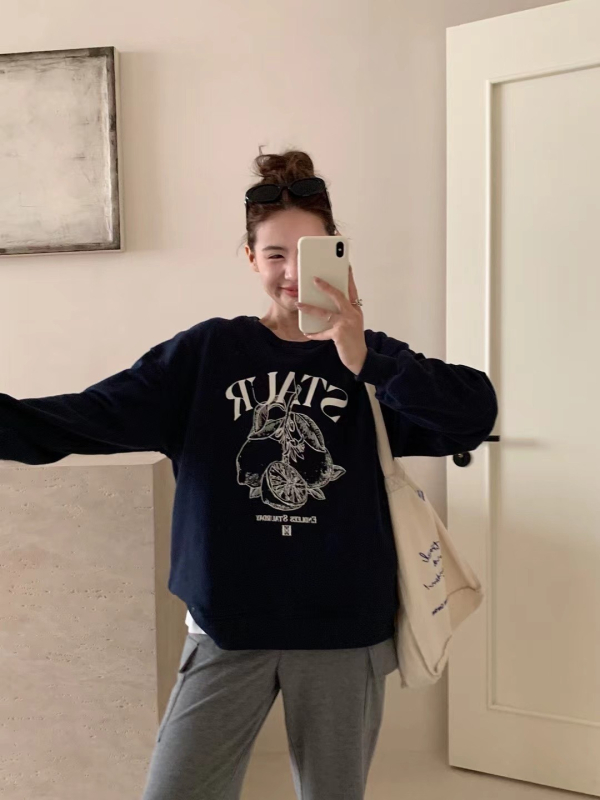 Sweatshirt s korejskim stilom, printom slova i limuna, opuštena silueta, duge rukave, okrugli izrez, pamuk 90–95%.