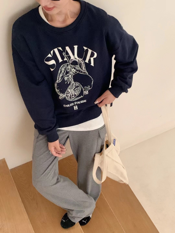 Sweatshirt s korejskim stilom, printom slova i limuna, opuštena silueta, duge rukave, okrugli izrez, pamuk 90–95%.