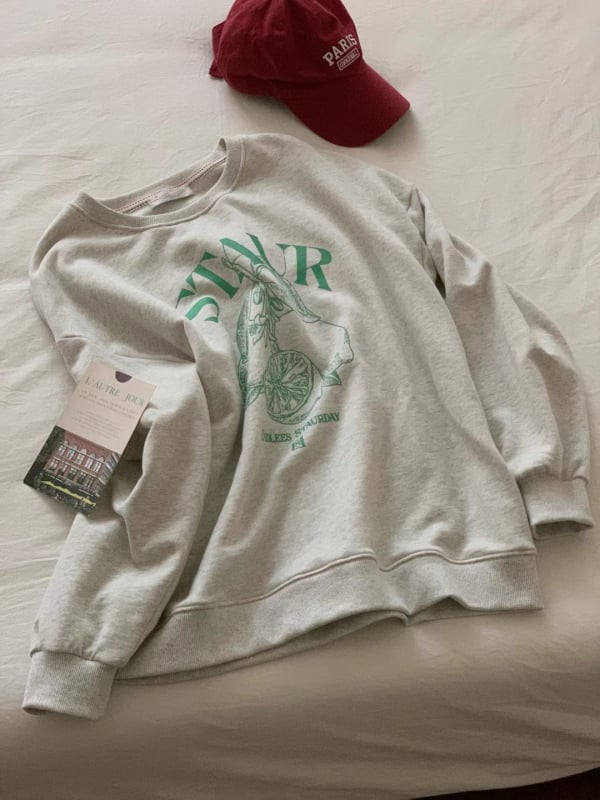 Sweatshirt s korejskim stilom, printom slova i limuna, opuštena silueta, duge rukave, okrugli izrez, pamuk 90–95%.