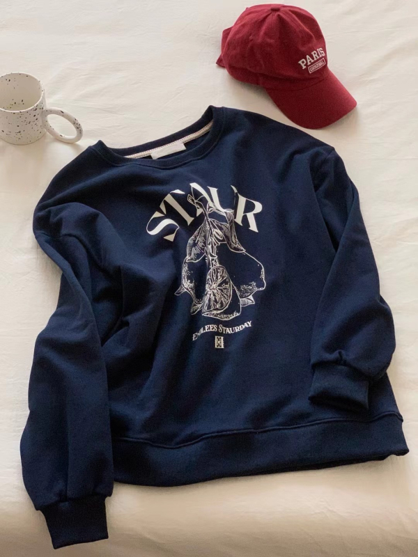 Sweatshirt s korejskim stilom, printom slova i limuna, opuštena silueta, duge rukave, okrugli izrez, pamuk 90–95%.
