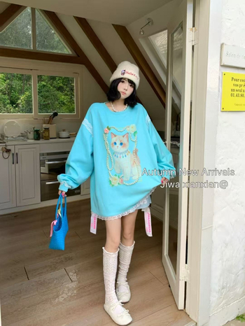 Kapuutsiga pikkade varrukatega T-särk kaķu printiga, kootud puuvillast–polüestrist materjal, vaba lõige, ümmargune kaelus, helmestega detaile