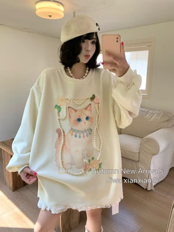 Kapuutsiga pikkade varrukatega T-särk kaķu printiga, kootud puuvillast–polüestrist materjal, vaba lõige, ümmargune kaelus, helmestega detaile