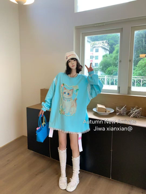 Kapuutsiga pikkade varrukatega T-särk kaķu printiga, kootud puuvillast–polüestrist materjal, vaba lõige, ümmargune kaelus, helmestega detaile