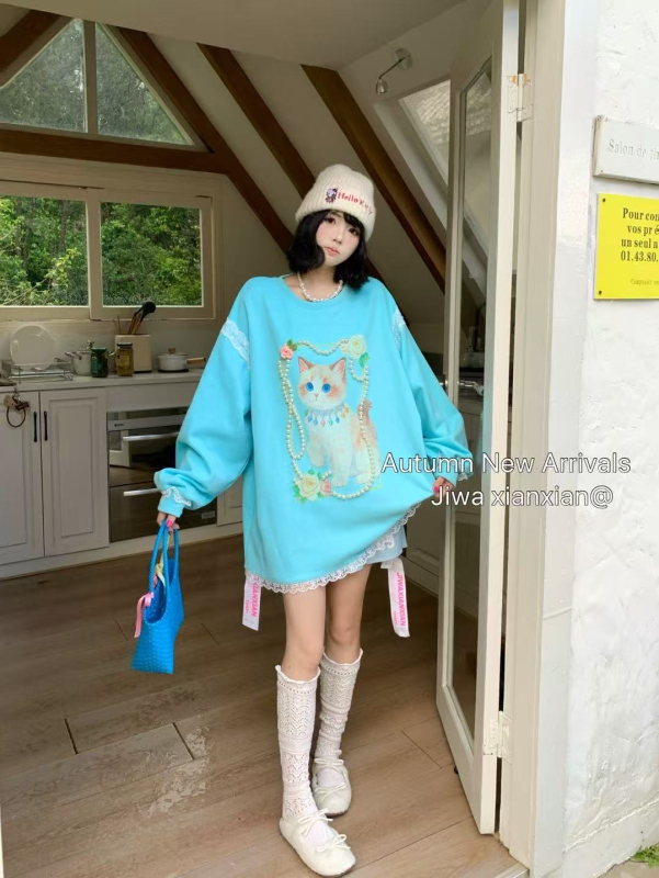 Kapuutsiga pikkade varrukatega T-särk kaķu printiga, kootud puuvillast–polüestrist materjal, vaba lõige, ümmargune kaelus, helmestega detaile