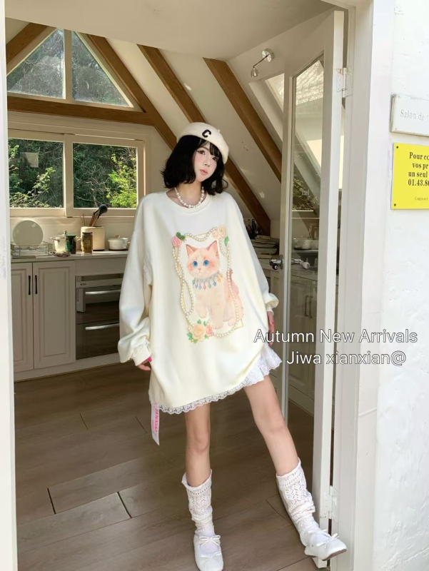 Kapuutsiga pikkade varrukatega T-särk kaķu printiga, kootud puuvillast–polüestrist materjal, vaba lõige, ümmargune kaelus, helmestega detaile