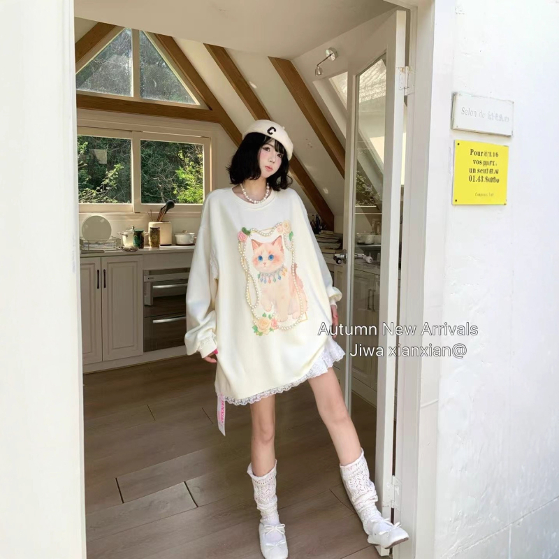 Kapuutsiga pikkade varrukatega T-särk kaķu printiga, kootud puuvillast–polüestrist materjal, vaba lõige, ümmargune kaelus, helmestega detaile