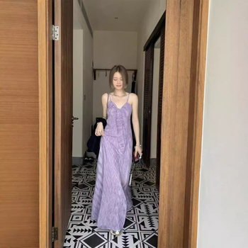 Pikk suvine kleit tie-dye mustriga, õhukesed õlapaelad, V-kaelus ja A-liin siluett