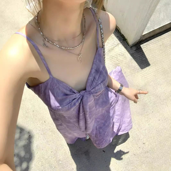 Pikk suvine kleit tie-dye mustriga, õhukesed õlapaelad, V-kaelus ja A-liin siluett